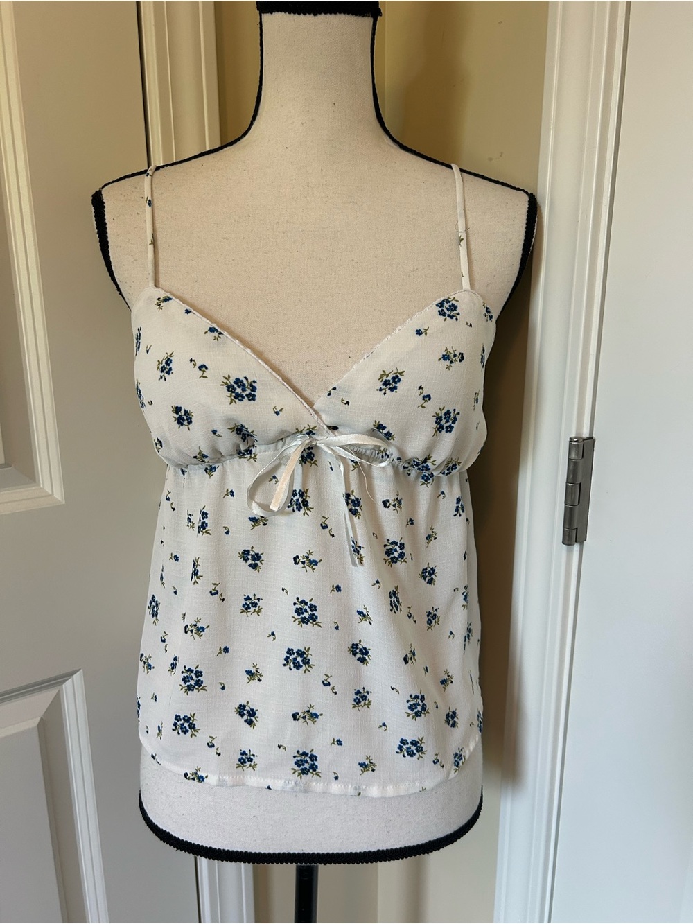 No Boundaries White Floral Spaghetti Strap baby doll Tank Top
